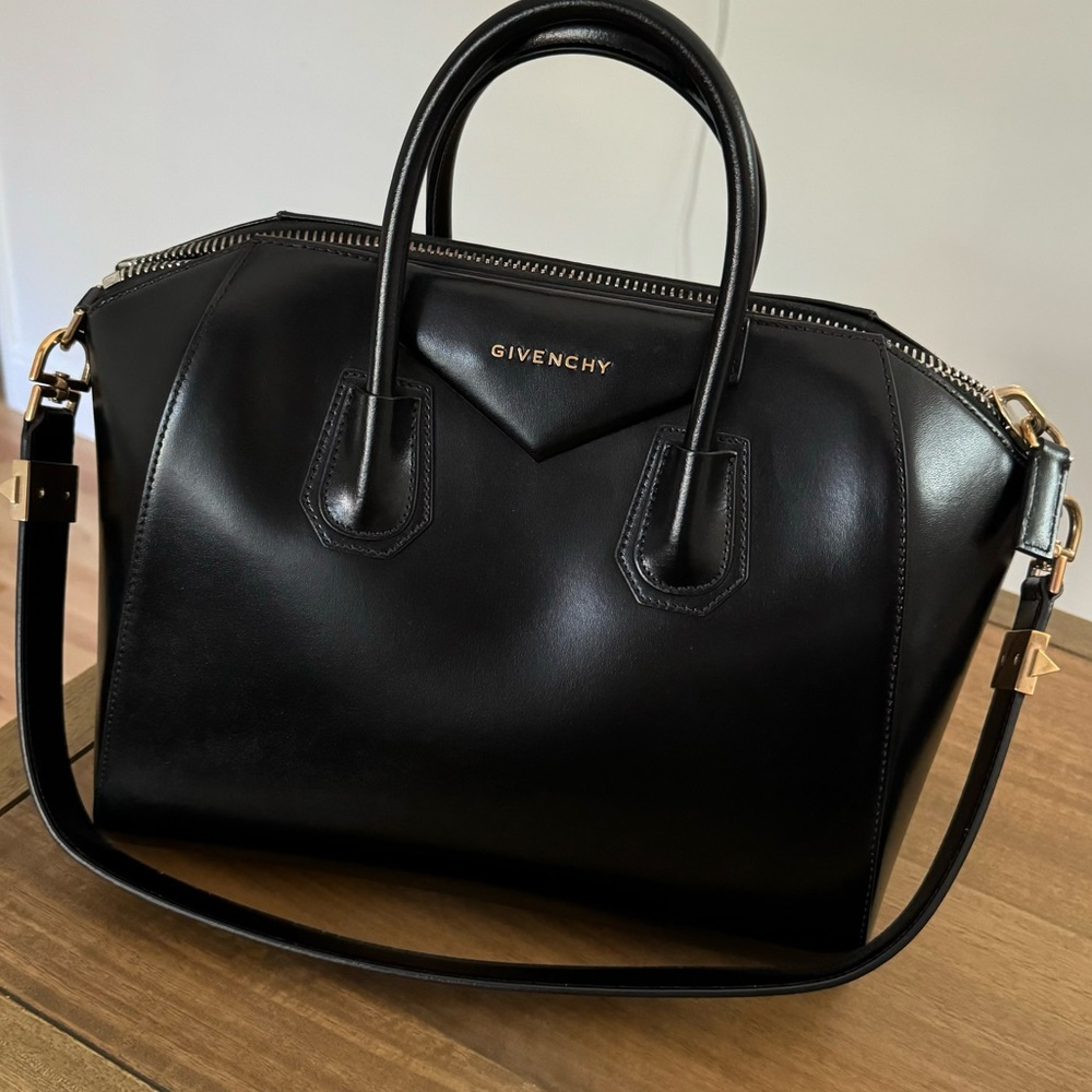 Givenchy Medium Antigona in Smooth Leather